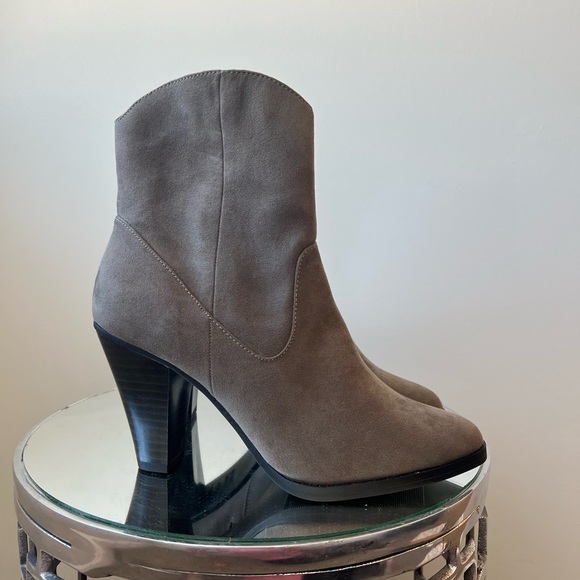 NWOT New Look Ankle Heeled Boots in this grey color are suede and a size 9.5. - Picture 4 of 7